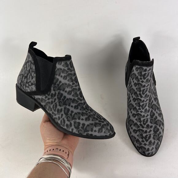 Betabrand chelsea pull on women's size 8 animal print cheetah ankle booties - Picture 1 of 12